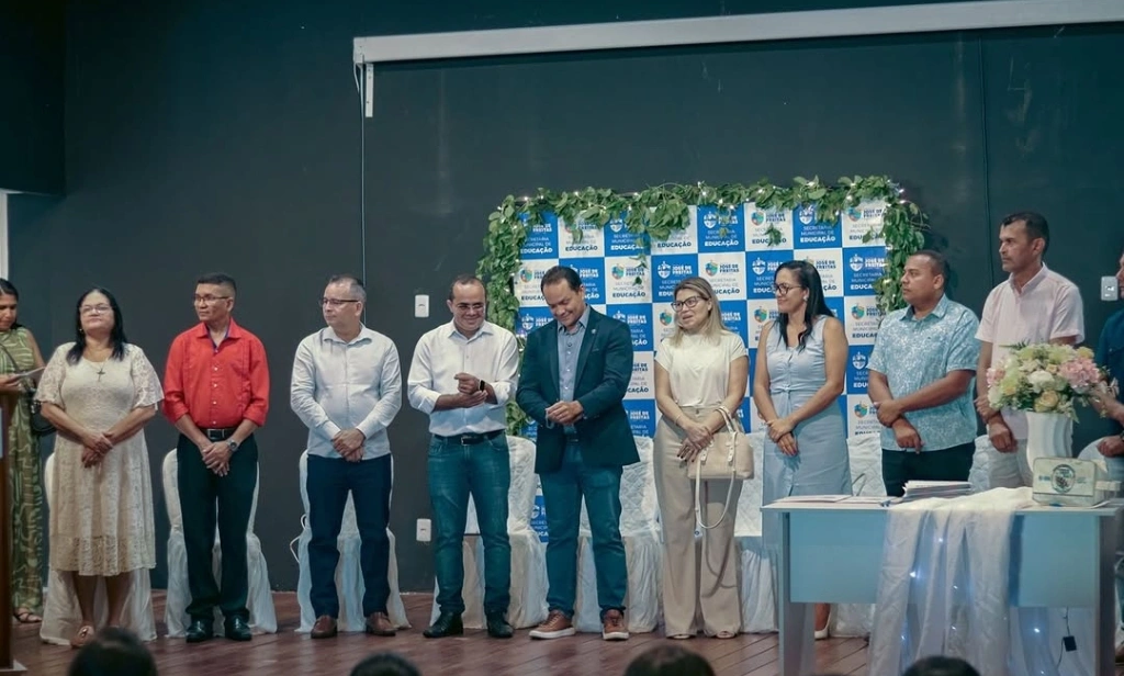Prefeito de José de Freitas empossa professores e agentes de endemias concursados