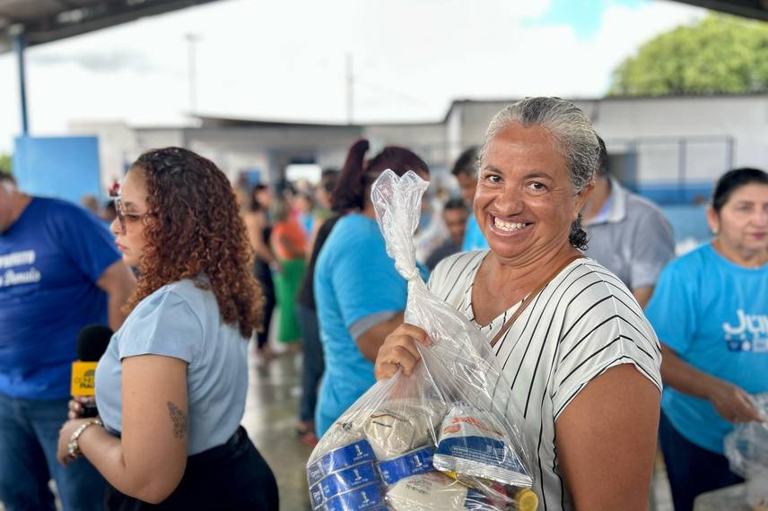 Prefeito Júnior Carvalho celebra aniversário com distribuição de cestas básicas Prefeito Júnior Carvalho celebra aniversário com distribuição de cestas básicas