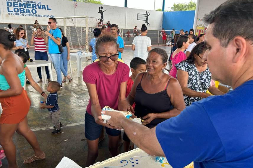 Prefeito Júnior Carvalho celebra aniversário com distribuição de cestas básicas Prefeito Júnior Carvalho celebra aniversário com distribuição de cestas básicas
