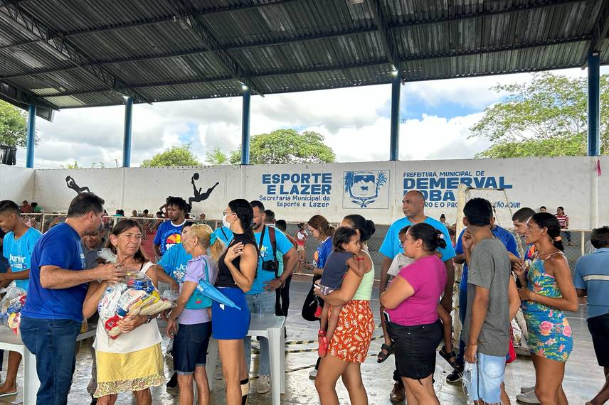 Prefeito Júnior Carvalho celebra aniversário com distribuição de cestas básicas Prefeito Júnior Carvalho celebra aniversário com distribuição de cestas básicas