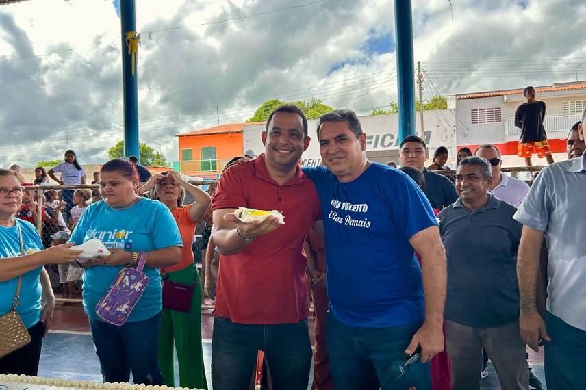 Prefeito Júnior Carvalho celebra aniversário com distribuição de cestas básicas Prefeito Júnior Carvalho celebra aniversário com distribuição de cestas básicas
