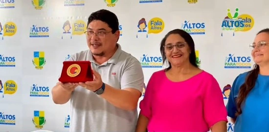 Prefeito Maxwell entrega Selo Ouro em reconhecimento ao sucesso na alfabetização