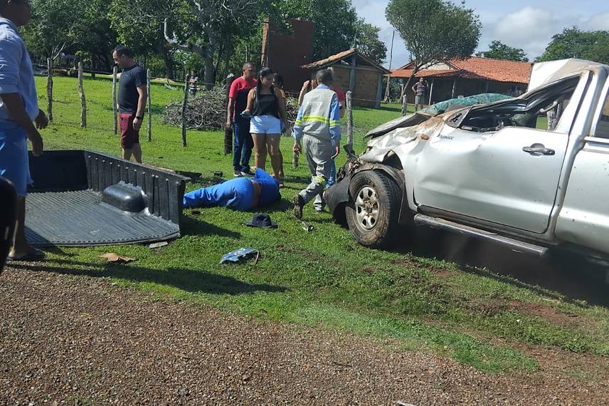 Três pessoas ficam feridas após caminhonete capotar em Esperantina Três pessoas ficam feridas após caminhonete capotar em Esperantina