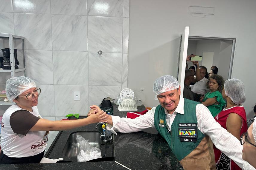Wellington Dias lança programa social e visita áreas afetadas pela chuva em Picos Wellington Dias lança programa social e visita áreas afetadas pela chuva em Picos