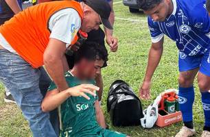 Atleta do Atlético-PI escorrega e bate rosto em poço durante jogo contra Parnahyba (Foto: Reprodução/Atlético-PI)