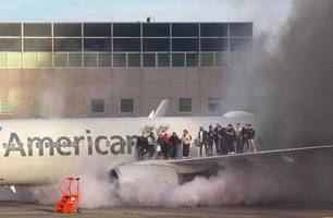 Avião pega fogo após pousar em aeroporto nos Estados Unidos e deixa 12 feridos (Foto: Reprodução)