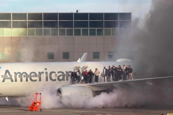 Avião pega fogo após pousar em aeroporto nos Estados Unidos e deixa 12 feridos