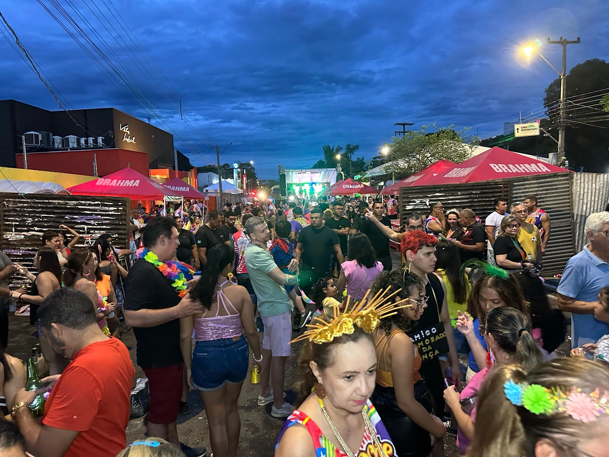 Bloco Capote da Madrugada arrasta multidão em primeiro dia de Carnaval em Teresina