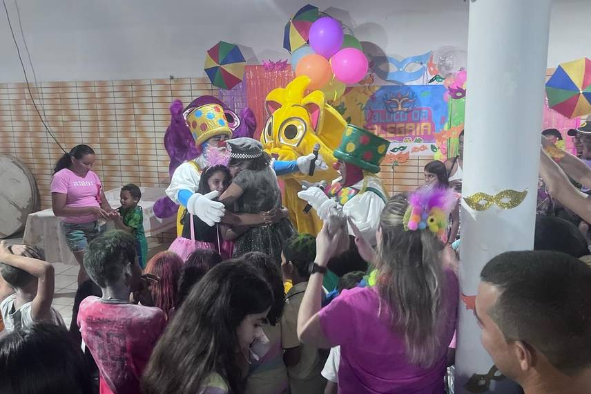 Bloco da Alegria: Neto Caixeiro entrega Carnaval mágico para crianças em Coivaras Bloco da Alegria: Neto Caixeiro entrega Carnaval mágico para crianças em Coivaras