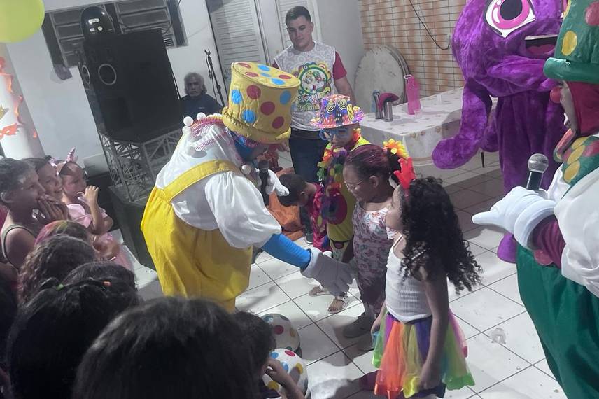 Bloco da Alegria: Neto Caixeiro entrega Carnaval mágico para crianças em Coivaras Bloco da Alegria: Neto Caixeiro entrega Carnaval mágico para crianças em Coivaras