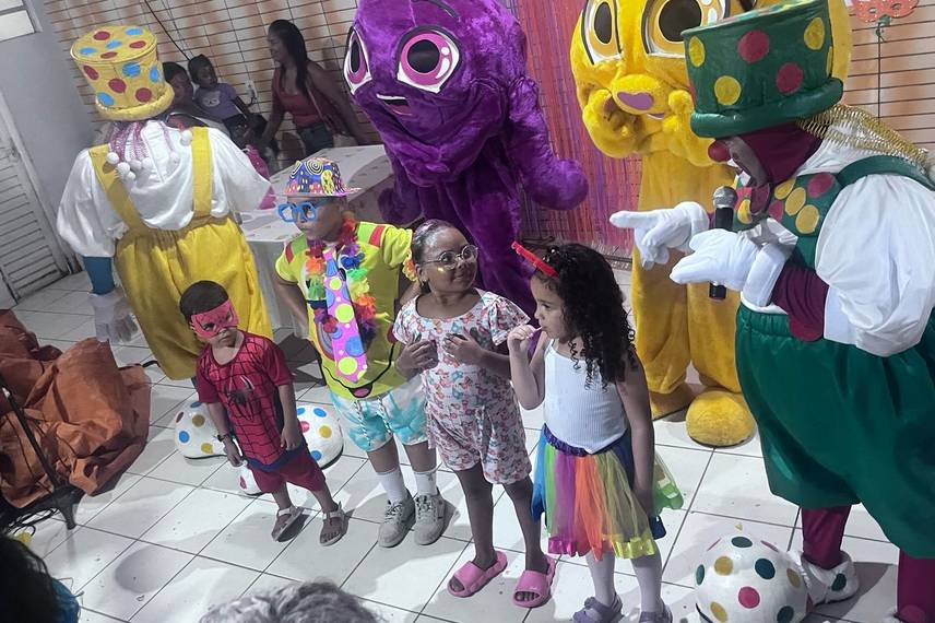 Bloco da Alegria: Neto Caixeiro entrega Carnaval mágico para crianças em Coivaras Bloco da Alegria: Neto Caixeiro entrega Carnaval mágico para crianças em Coivaras