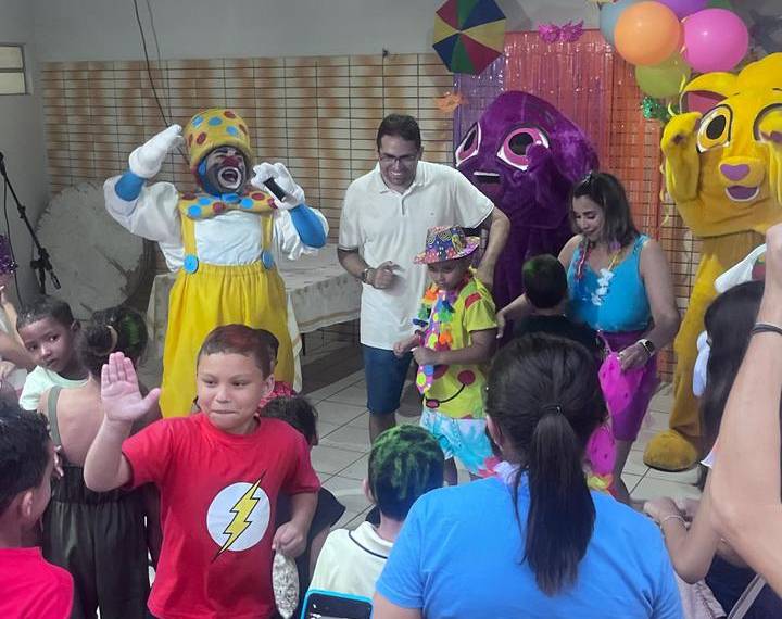Bloco da Alegria: Neto Caixeiro entrega Carnaval mágico para crianças em Coivaras Bloco da Alegria: Neto Caixeiro entrega Carnaval mágico para crianças em Coivaras