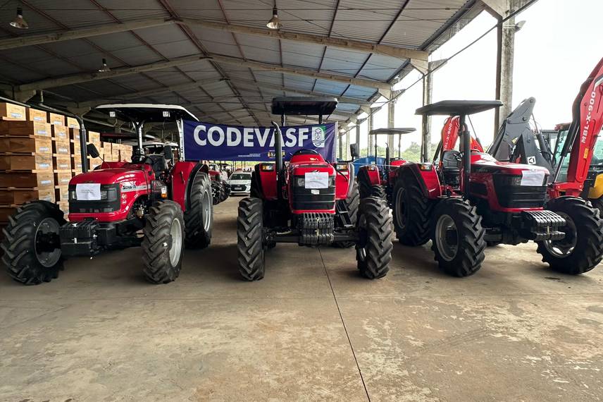 Codevasf entrega equipamentos agrícolas para mais de 15 municípios do Piauí Codevasf entrega equipamentos agrícolas para mais de 15 municípios do Piauí