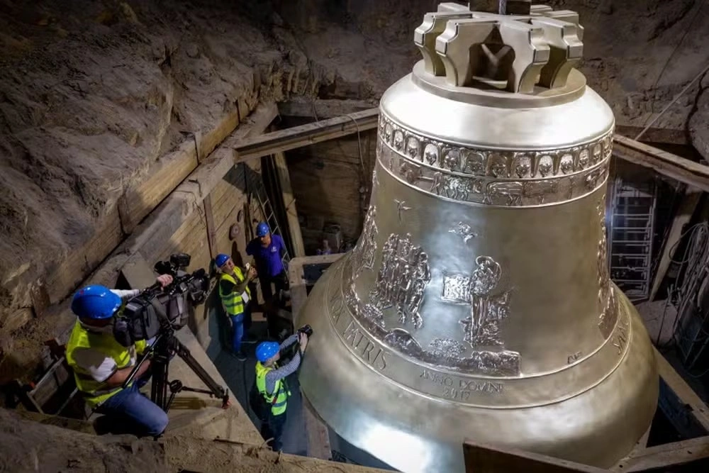 Com 55 toneladas, o sino impressiona pelo tamanho e será instalado na Basílica de Trindade, Goiás