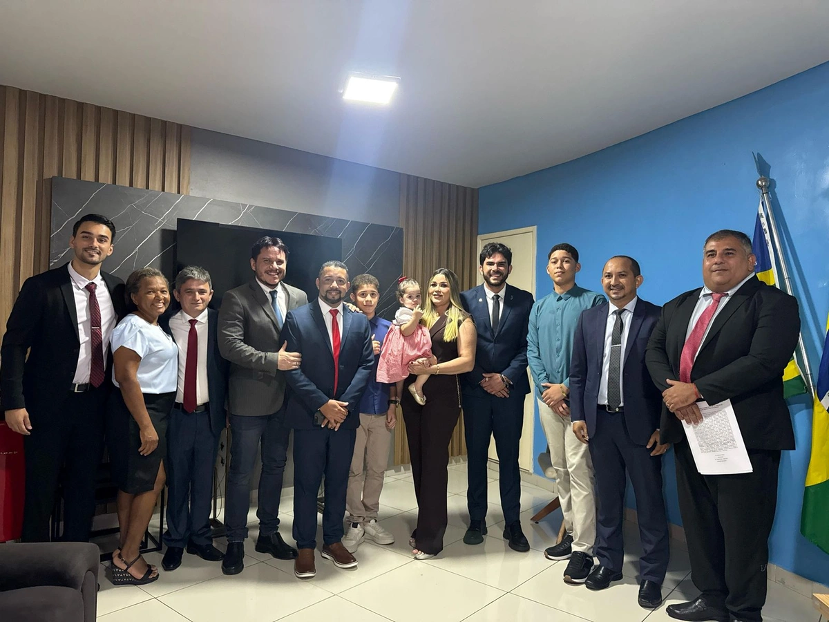 Deputado Dr. Marcus Vinícius prestigia posse de Enofre Carvalho na Câmara de Floriano
