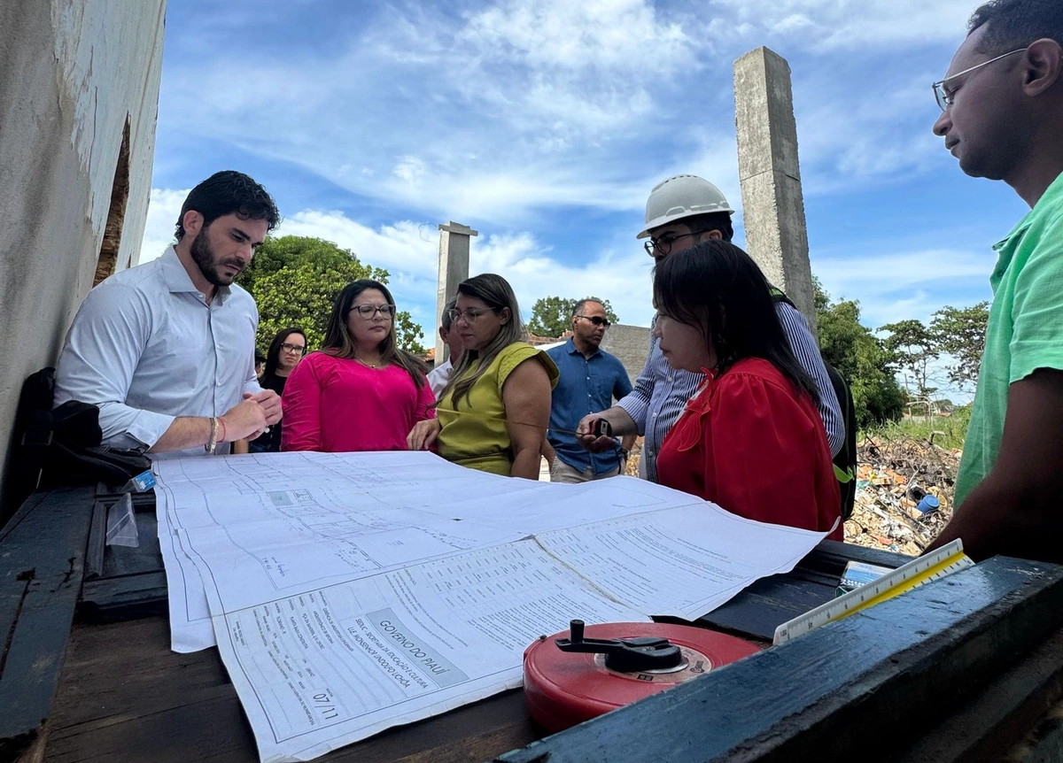 Dr. Marcus Vinícius visita obra de reforma da Escola em Floriano
