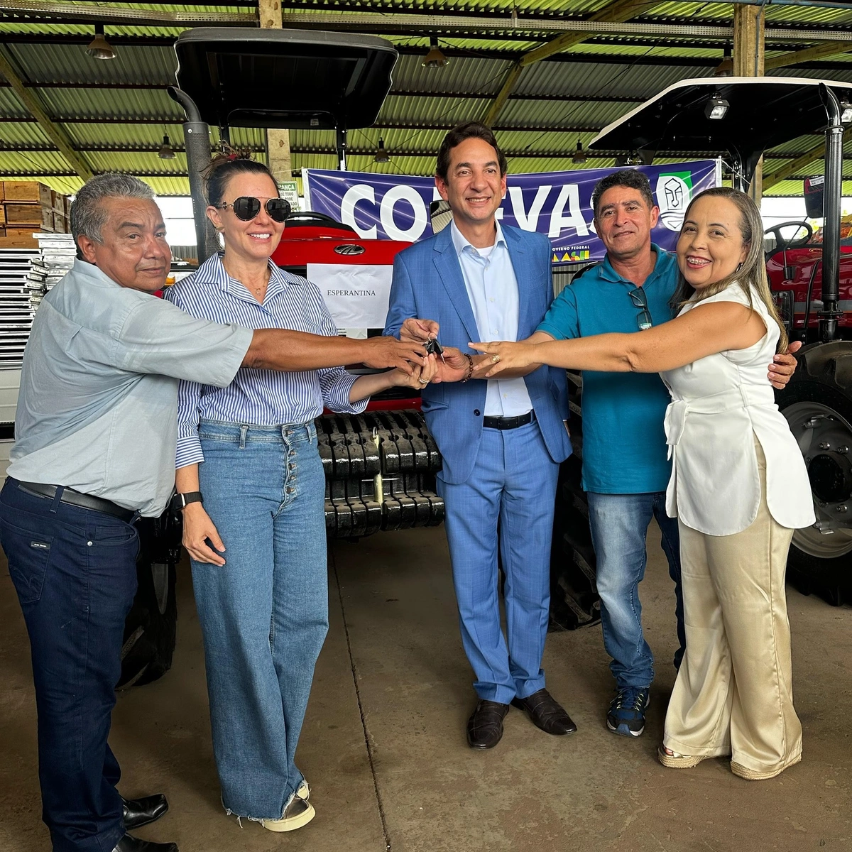 Esperantina recebe trator e grade de arado para fortalecer a agricultura familiar