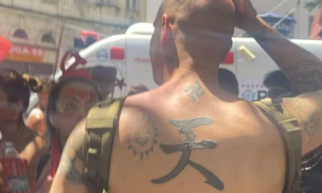Estrangeiro com símbolo nazista é agredido