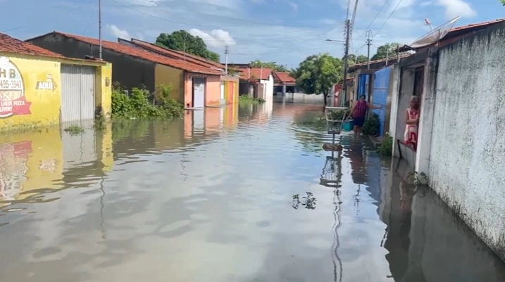Famílias do 'Piscinão de Parnaíba' sofrem com enchentes durante a madrugada