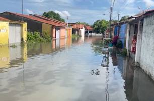 Famílias do 'Piscinão de Parnaíba' sofrem com enchentes durante a madrugada (Foto: Conecta Piauí)