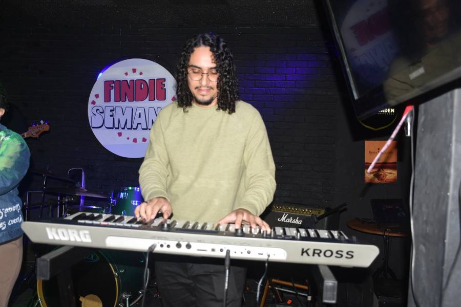 Festival Findie Semana reúne público animado com shows de bandas autorais no Roots