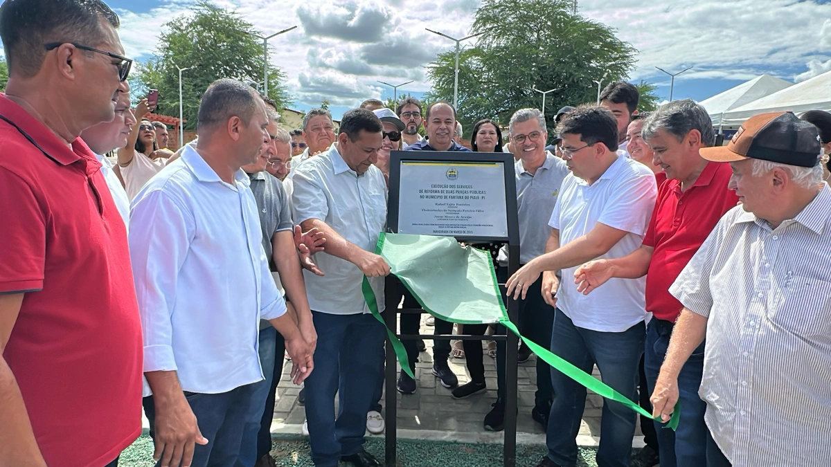 Governador entrega obras de pavimentação e da praça da Igreja de Fartura do Piauí