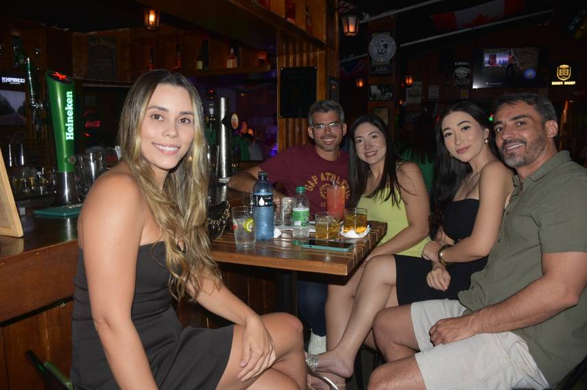 Noite animada no Locomotiva Irish Pub reúne a galera jovem; veja fotos Noite animada no Locomotiva Irish Pub reúne a galera jovem; veja fotos