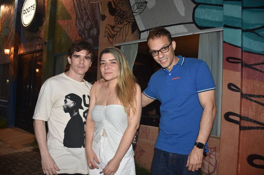 Noite de karaokê no Roots Rock Pub reúne jovens na zona Leste de Teresina Noite de karaokê no Roots Rock Pub reúne jovens na zona Leste de Teresina