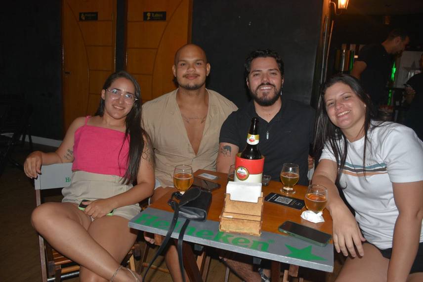 Noite de karaokê no Roots Rock Pub reúne jovens na zona Leste de Teresina Noite de karaokê no Roots Rock Pub reúne jovens na zona Leste de Teresina