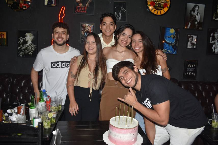 Noite de karaokê no Roots Rock Pub reúne jovens na zona Leste de Teresina Noite de karaokê no Roots Rock Pub reúne jovens na zona Leste de Teresina