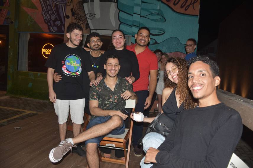 Noite de karaokê no Roots Rock Pub reúne jovens na zona Leste de Teresina Noite de karaokê no Roots Rock Pub reúne jovens na zona Leste de Teresina