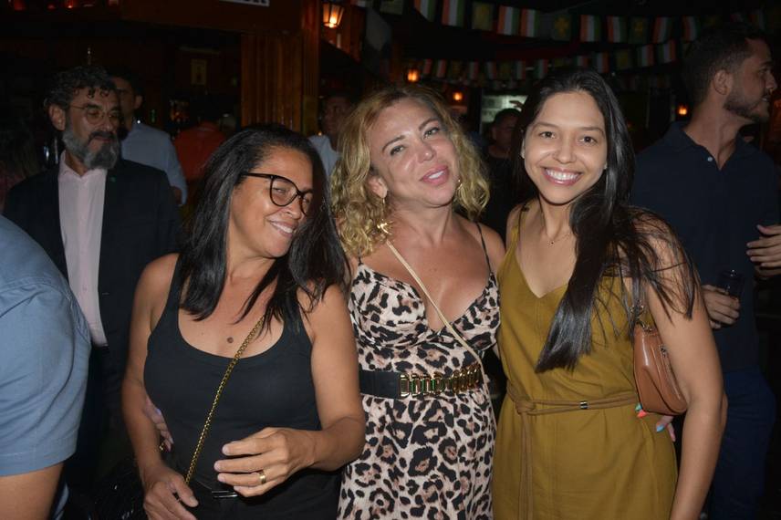 Noite de Rock agita clientes com sucessos no Locomotiva Irish Pub, em Teresina Noite de Rock agita clientes com sucessos no Locomotiva Irish Pub, em Teresina