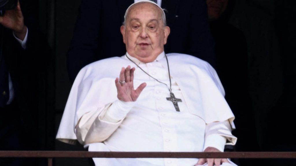 Papa Francisco na saída do hospital Gemelli