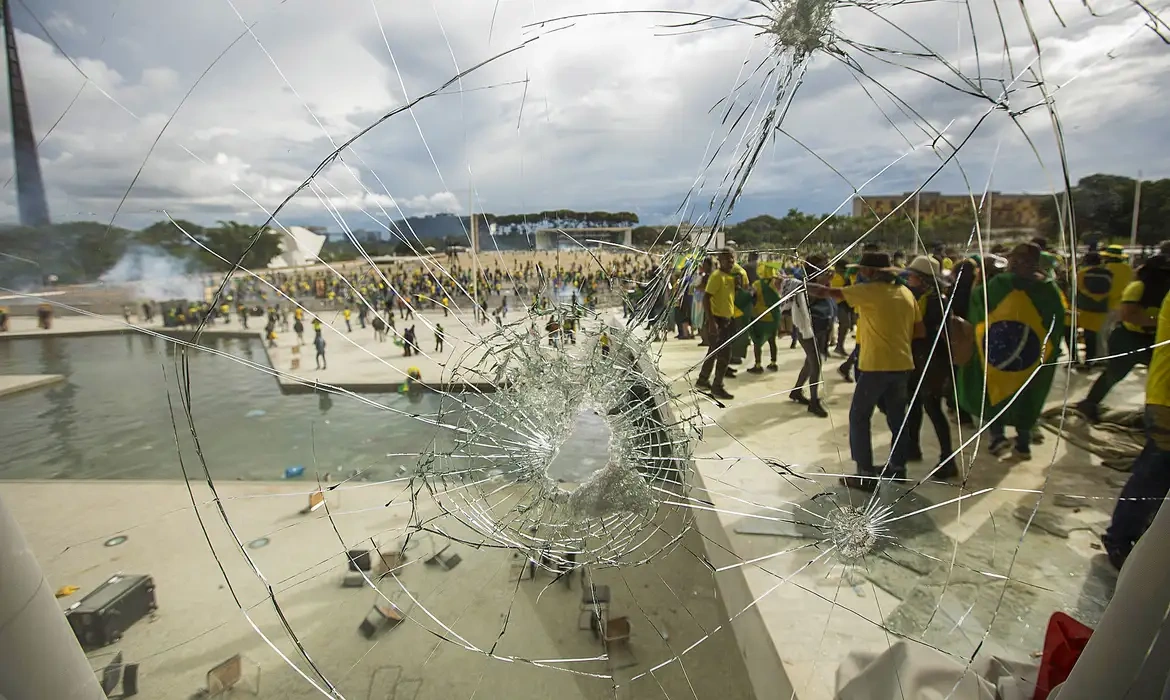 PF prende acusado de furtar réplica da Constituição no 8 de janeiro