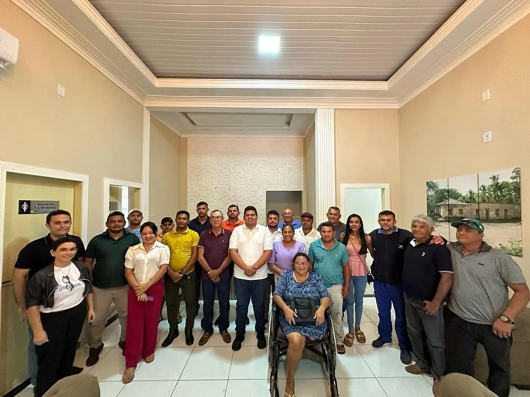 Prefeito Alandelon se reúne com equipe para alinhar projetos e ações para Madeiro