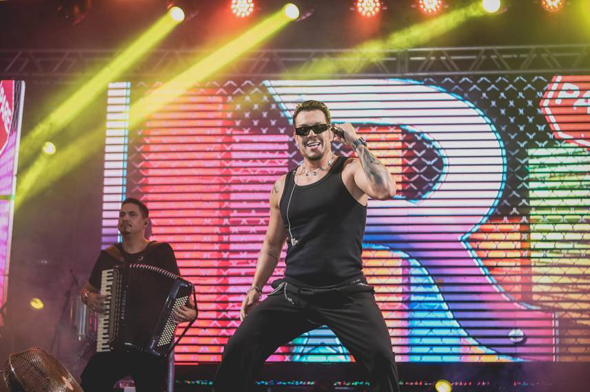 Quarta noite do carnaval de Água Branca atrai mais de 30 mil pessoas com show da banda Seu Desejo e outras atrações