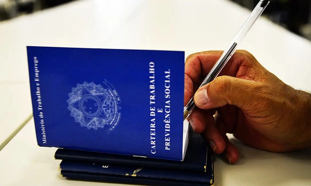 Rendimento mensal do trabalhador bate recorde e chega a R$ 3.378