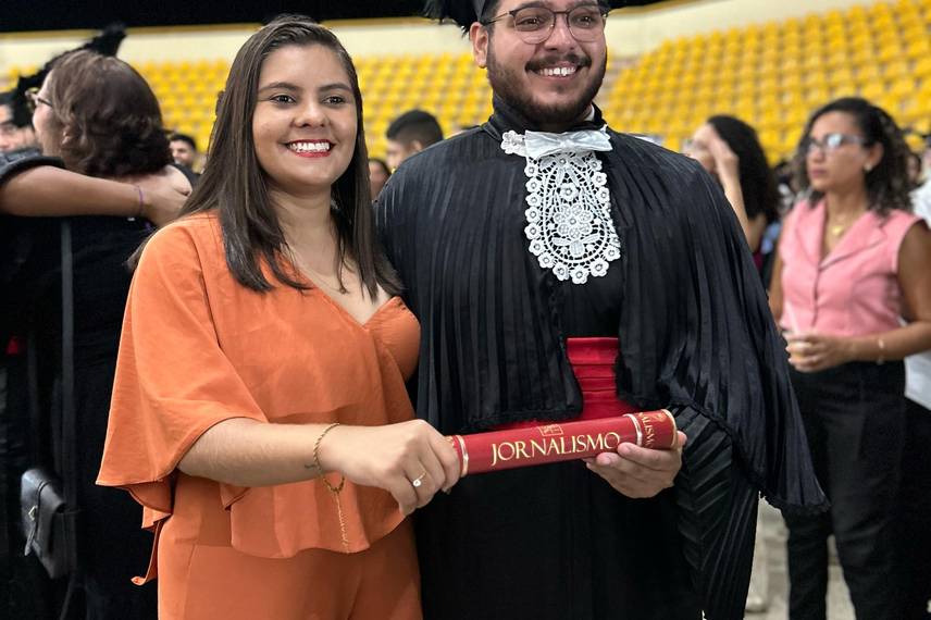 Repórter do Conecta Piauí celebra conquista com formatura em Jornalismo pela UFPI Repórter do Conecta Piauí celebra conquista com formatura em Jornalismo pela UFPI