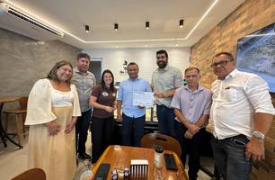 Sada e Adapi entregam selo de certificação de tempero para empresa RL Alimentos (Foto: Ascom/Sada)