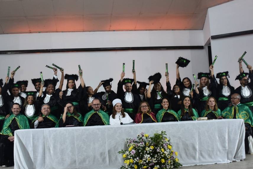 UFPI realiza colação de grau e entrega canudos a profissionais da área da saúde UFPI realiza colação de grau e entrega canudos a profissionais da área da saúde