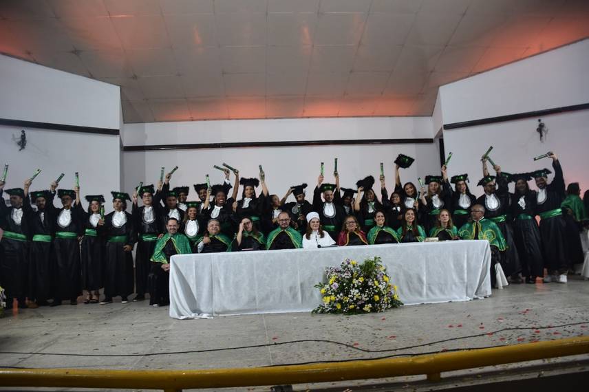 UFPI realiza colação de grau e entrega canudos a profissionais da área da saúde UFPI realiza colação de grau e entrega canudos a profissionais da área da saúde