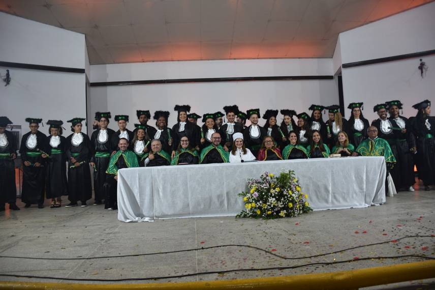 UFPI realiza colação de grau e entrega canudos a profissionais da área da saúde UFPI realiza colação de grau e entrega canudos a profissionais da área da saúde