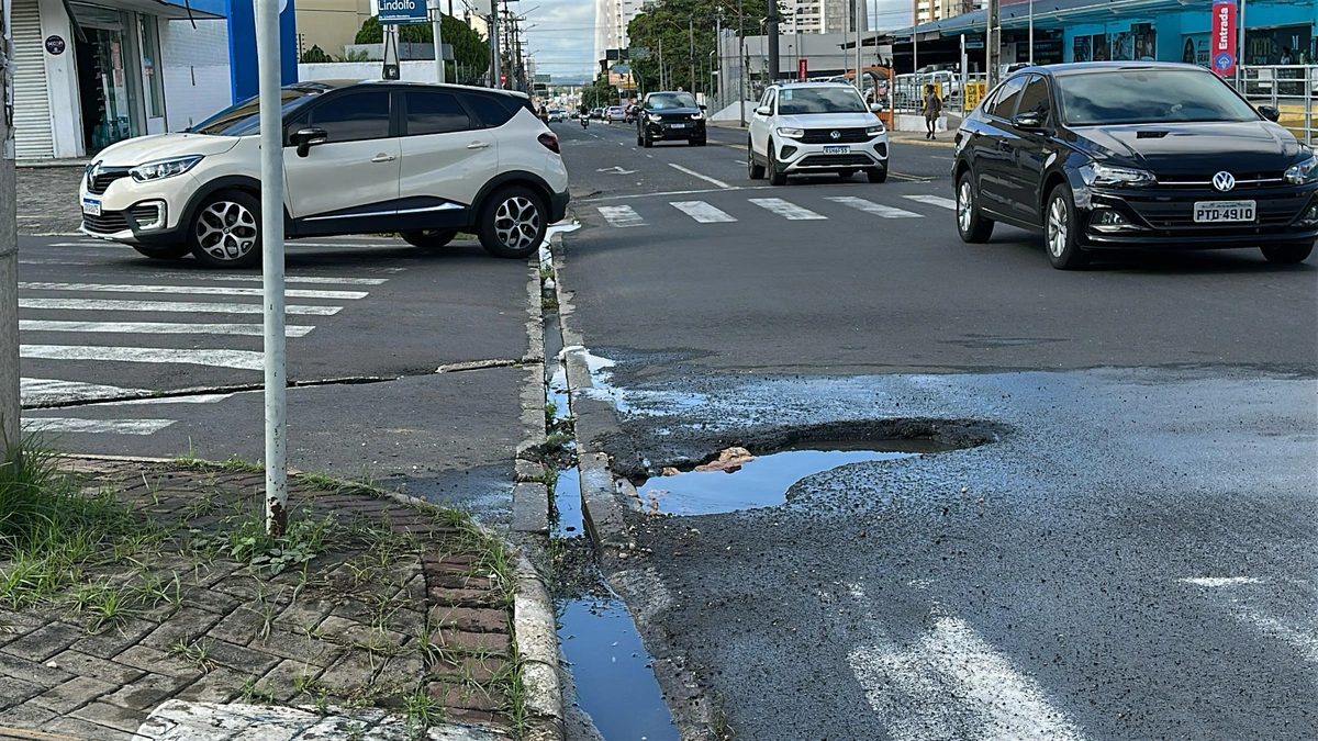 Buracos e lamaçais transformam vias de Teresina em armadilhas para motoristas