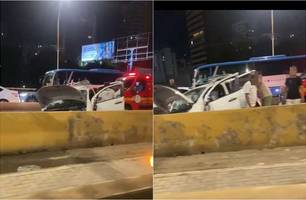 Carro fica destruído ao bater em mureta da ponte Juscelino Kubitschek, em Teresina (Foto: Reprodução)