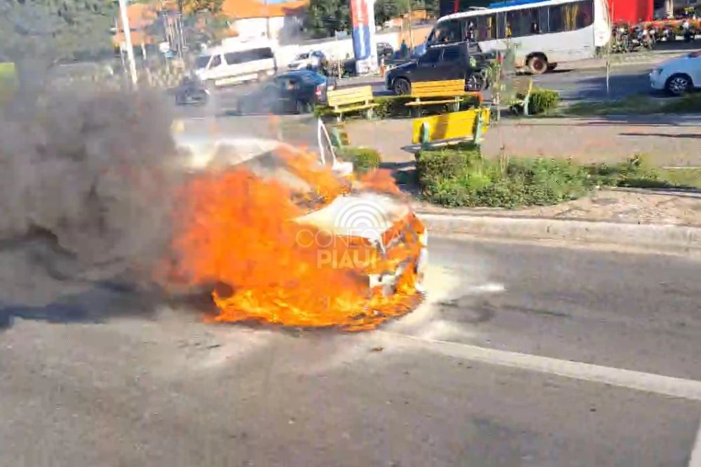 Carro pega fogo em cruzamento de avenida no Centro de Teresina
