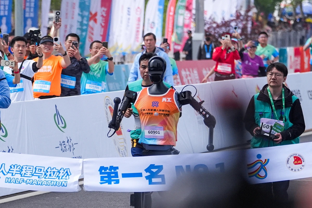 China realiza 1ª Corrida de Robôs contra Humanos; maratona durou cerca de 2 horas