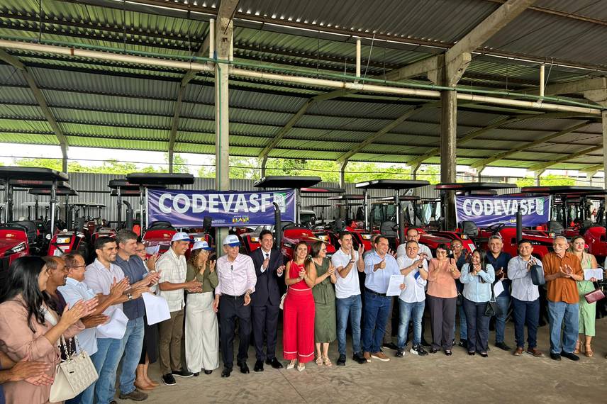 Codevasf entrega aparelhos agrícolas para 40 municípios Codevasf entrega aparelhos agrícolas para 40 municípios