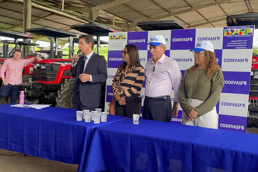 Codevasf entrega aparelhos agrícolas para 40 municípios Codevasf entrega aparelhos agrícolas para 40 municípios