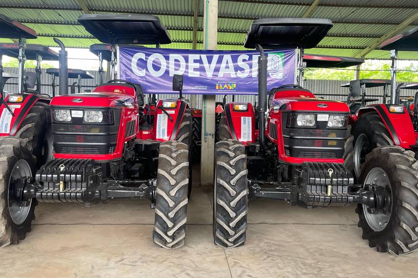 Codevasf entrega aparelhos agrícolas para 40 municípios Codevasf entrega aparelhos agrícolas para 40 municípios