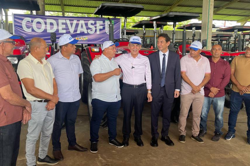 Codevasf entrega aparelhos agrícolas para 40 municípios Codevasf entrega aparelhos agrícolas para 40 municípios